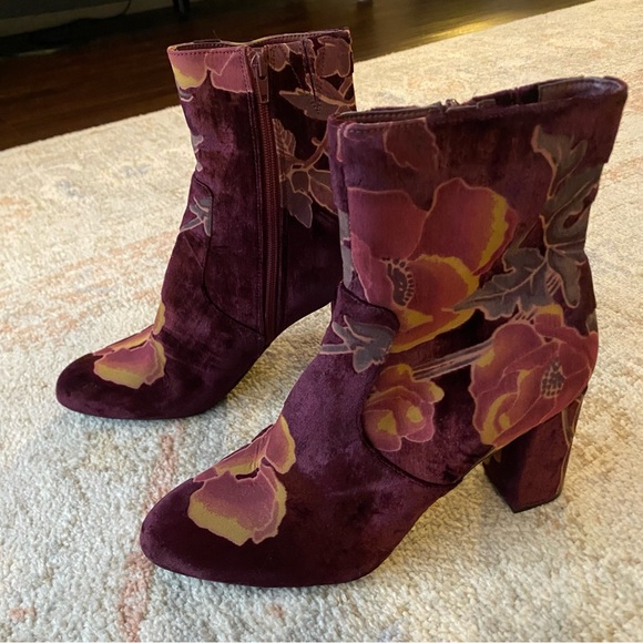 Steve Madden Shoes - NEVER WORN - Steve Madden Velvet Floral Boots